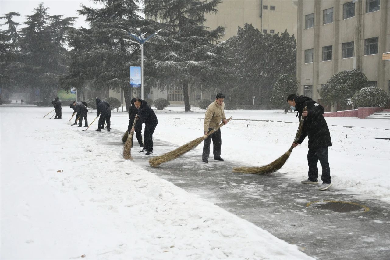 以“雪”為令 全員上陣--樂凱華光開展掃雪除冰行動